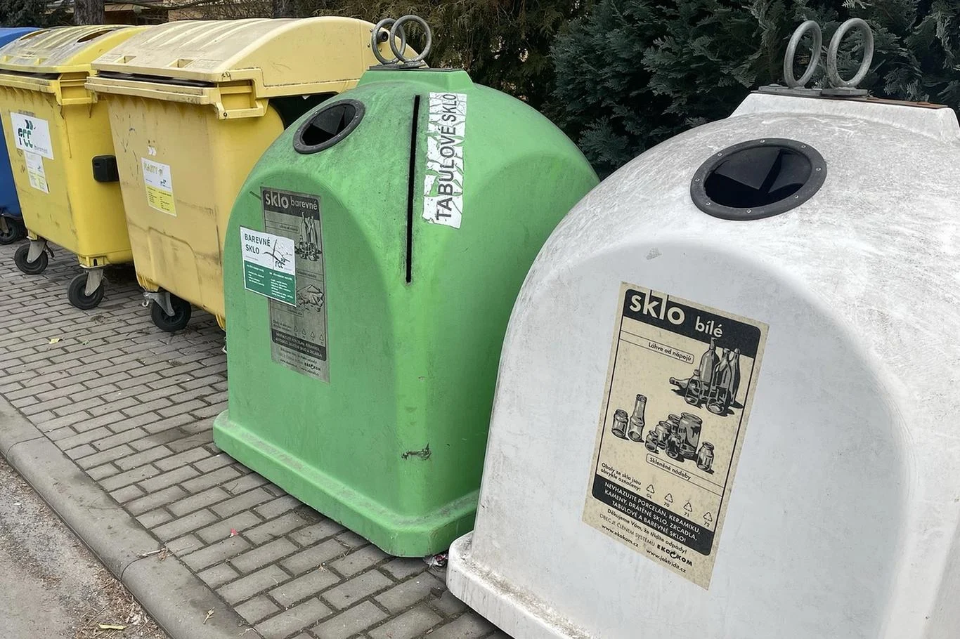 Mýty o třídění skla: Proč je mytí sklenic zbytečné a víčko můžete nechat