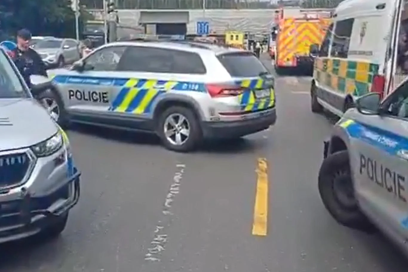 Prudké brzdění autobusu v Praze poslalo cestující k zemi, šest lidí skončilo v nemocnici